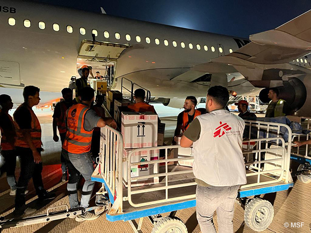 被災地に届ける物資を飛行機から降ろす（ミスラタ）=9月13日