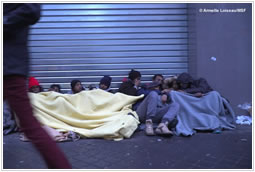 フランス：「座る場所も、寝場所もない。テントも布団もない。故郷に残れば死ぬしかない」。行き場を失うパリの移民
