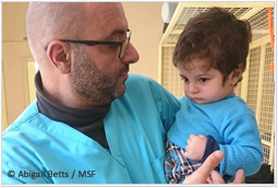 両親を失った生後5ヵ月のジョアンナ　MSFスタッフが見た再建外科病院