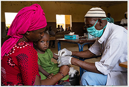 「予防は治療に勝る」雨期にも負けず、ワクチン接種に向かうマリ北部