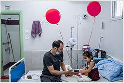 子どもの医療が後回しに　紛争と新型コロナに苦しむガザ地区