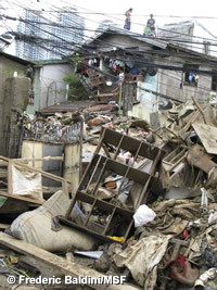 台風の被害を受けて倒壊した建物。パシグ市内にて撮影。