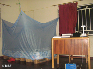 宿舎の部屋。「蚊帳の中で休みますが、なぜか、いつも虫に刺されていました」