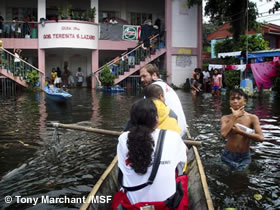 フィリピンを直撃した3つの台風は大洪水を引き起こし、多くの人びとが避難所に逃れた。