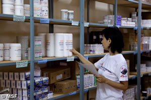 現地での仕事は、薬の在庫管理の監督。発注、検収、保管や使用状況の確認、棚卸など。