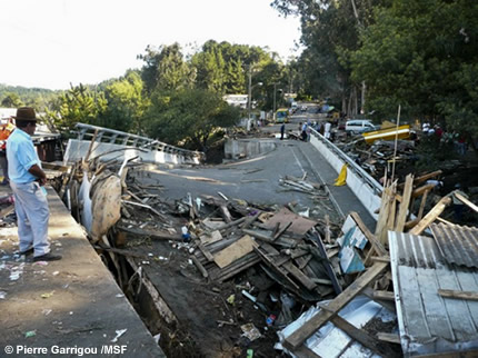 地震によって崩壊された道路。