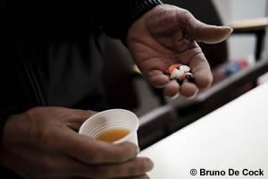 薬剤耐性結核の治療には２年を要することもあり、毒性のある混合薬を毎日服用しなければならない。