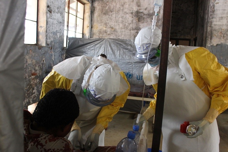 エボラ患者の治療をするMSFスタッフ © Franck Ngonga/MSF