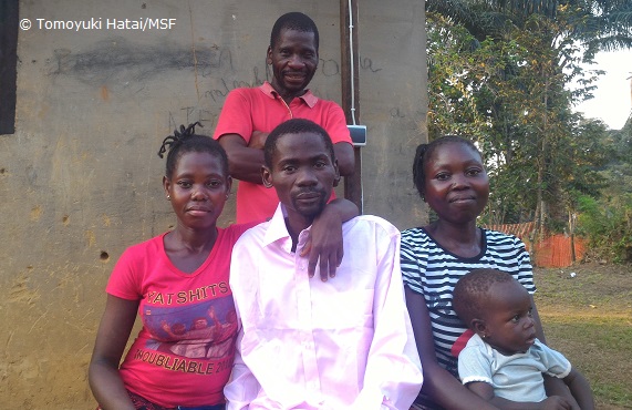 エボラから生還した男性（中央）とその家族