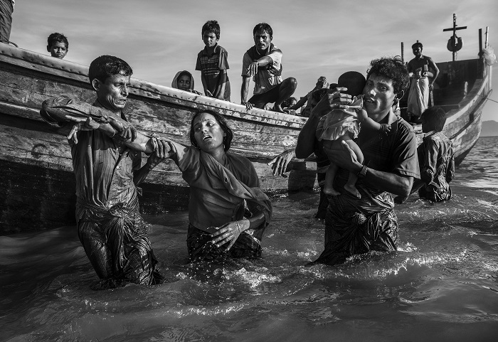 一般ニュースの部組写真２位　ケヴィン・フレイヤー（カナダ）ゲッティイメージズ
ミャンマーから逃れ、身の回りの物を担いで国境ナフ川のバングラデシュ川岸辺を歩くロヒンギャ難民（2017年10月2日）。
世界報道写真展2018の入賞作品。