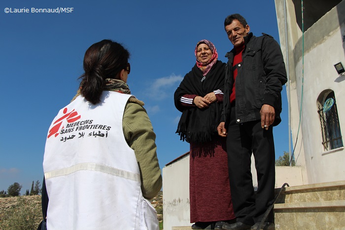 パレスチナ人家族を訪問するMSFのソーシャルワーカー。この家族の子どもも逮捕され、収監されている。