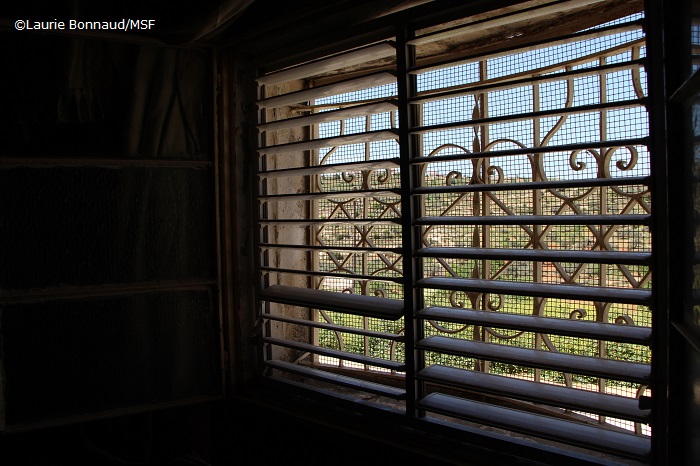 パレスチナ人家庭の格子のある窓。
