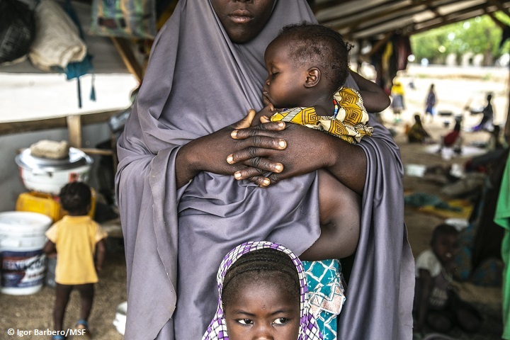ナイジェリア北東部、グウォザの避難民キャンプで暮らす母子