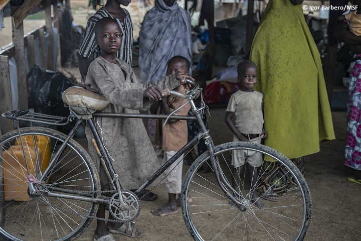 ナイジェリア北東部、グウォザの避難民キャンプで暮らす少年