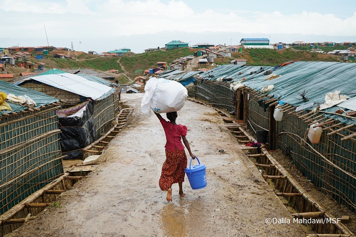 多くのロヒンギャが暮らす難民キャンプで水を運ぶ少女