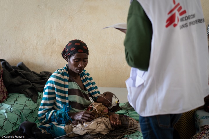 MSFが支援する小児科を訪れた生後9カ月のダウィットちゃんと母親のメスケレムさん