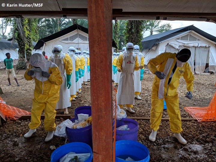 マンギナのエボラ治療センターで防護服を脱ぐスタッフ