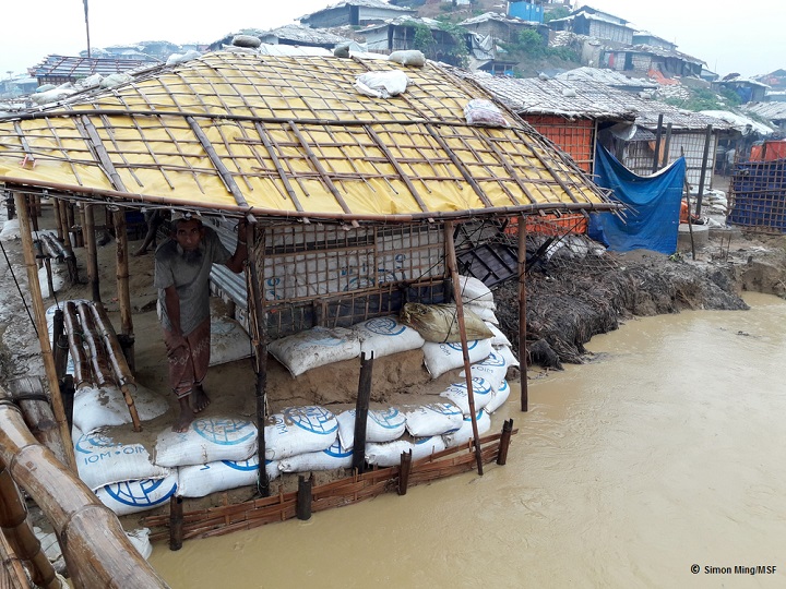 モンスーンの大雨で浸水した仮設住居