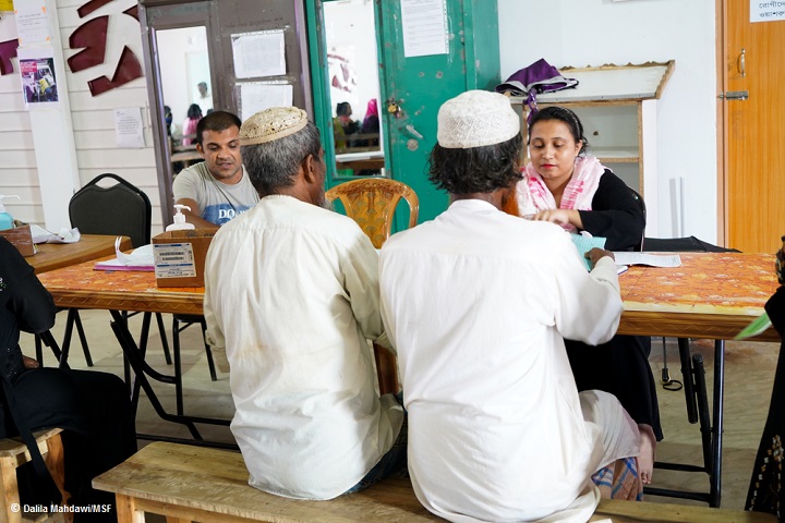 クトゥパロン難民キャンプ内のMSF診療所で受診する男性患者