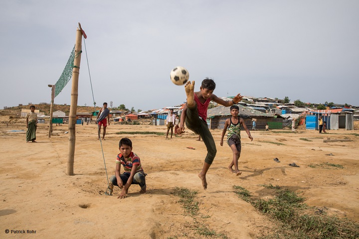 難民キャンプ内の空き地でサッカーをして遊ぶ子どもたち