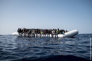 地中海で移民を乗せたボート
（2017年2月22日撮影、資料写真）