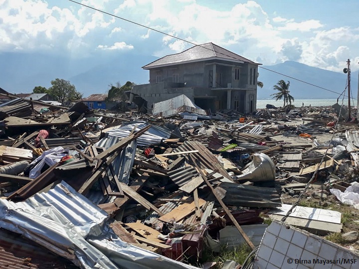 スラウェシ島の都市パルの村　地震と津波で崩れた建物（2018年10月2日撮影）