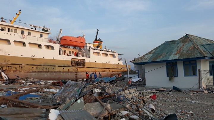 地震によりドンガラ県の港で動けなくなった船（10月3日撮影）© Tommy Onsent/MSF
