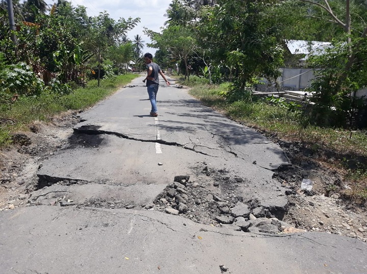 南ドロ、シギ地域へ続く道は、地震の衝撃で崩れ落ちた　（2018年10月5日撮影）　© Dirna Mayasari/MSF