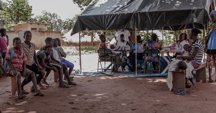 MSFの診療を待つヤンビオの人びと　© Philippe Carr/MSF
