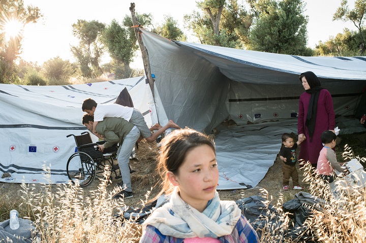 レスボス島の難民キャンプで暮らすアフガニスタン出身の一家　© Robin Hammond/Witness Change
