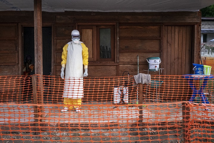 赤道州でエボラ対策にあたる看護師　© Caroline Thirion/MSF