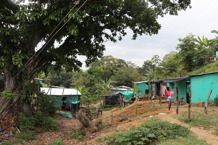 エル・ディビーノ・ニーニョに並ぶ簡素な住居。インフラはほとんど整備されていない　© MSF