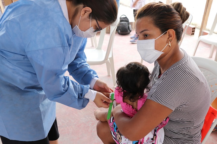 5歳未満の子どもを対象に栄養状態の検査を行うMSFのスタッフ　🄫 MSF