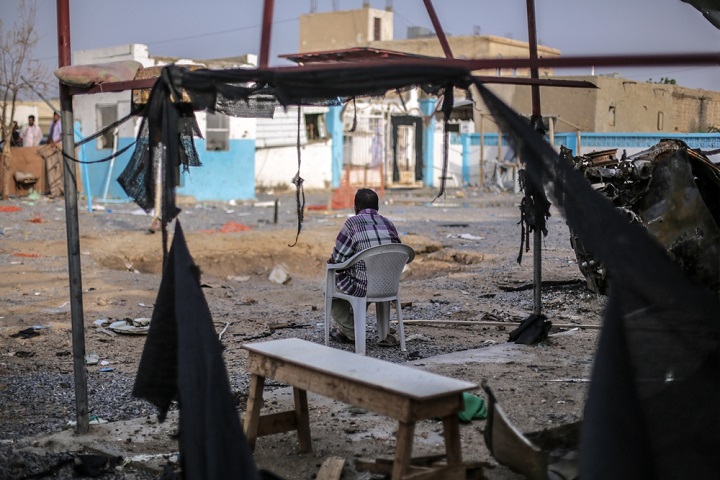 爆撃されたアブス病院の前で呆然とする警備員「唯一の病院だったのに、負傷者は今後どこへ行けばいいのか」 © Rawan Shaif