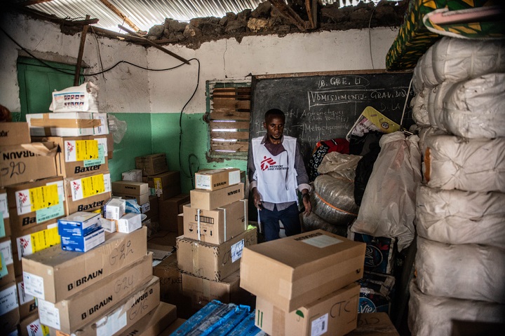 緊急で必要とされる医療物資を診療所に提供　© Moses Sawasawa