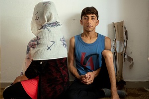 アフガニスタンでの紛争と暴力からギリシャに逃れてきた<br> ソマさん夫婦　ソマさんの夫はポリオの後遺症で左足が<br> まひしている　© Enri Canaj/MSF
