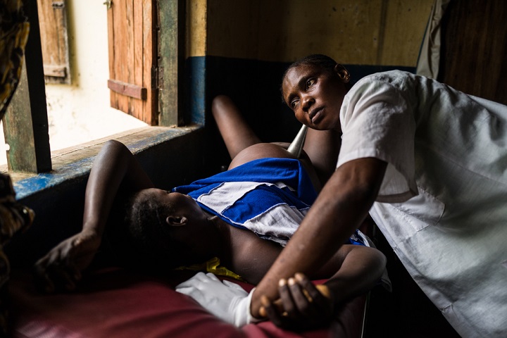 ンザコ村の診療所で妊婦のケアに当たる助産師=2021年7月　© MSF