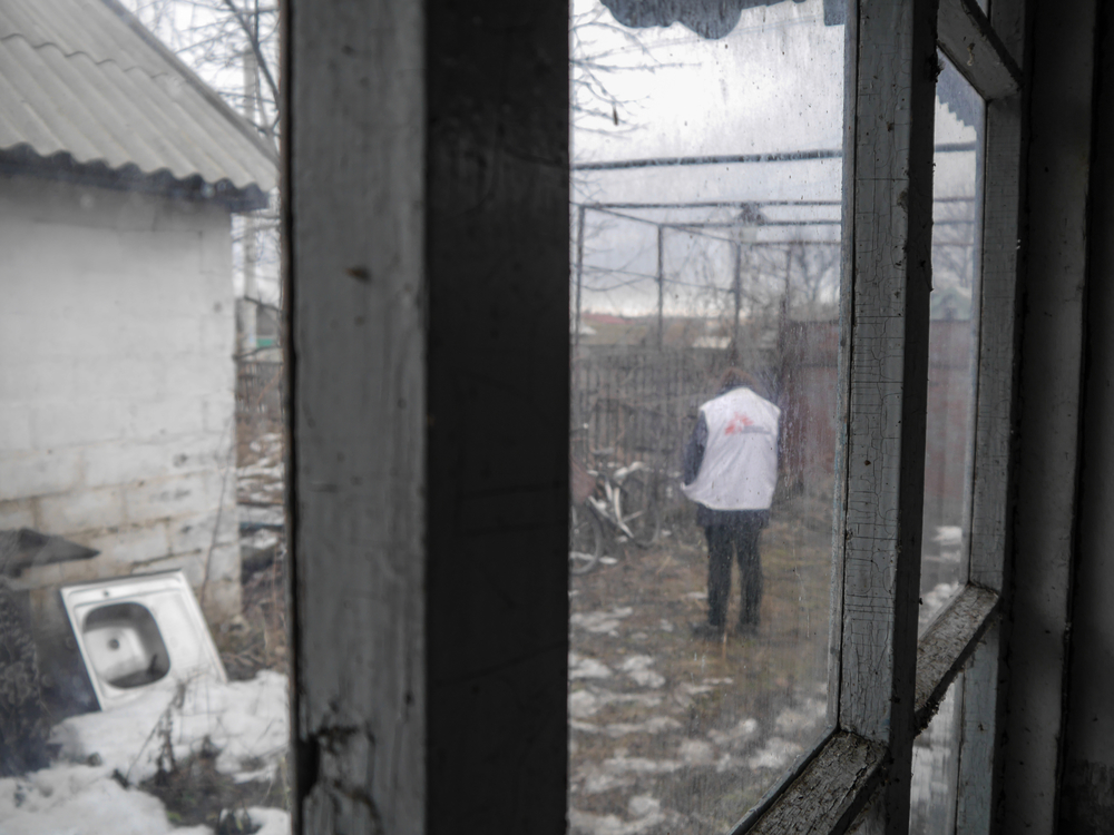 紛争の境界線に近いドネツク州の村で廃屋に立つスタッフ。MSFはこの村で移動診療を行った =2019年2月撮影　© Nico Dauterive/MSF