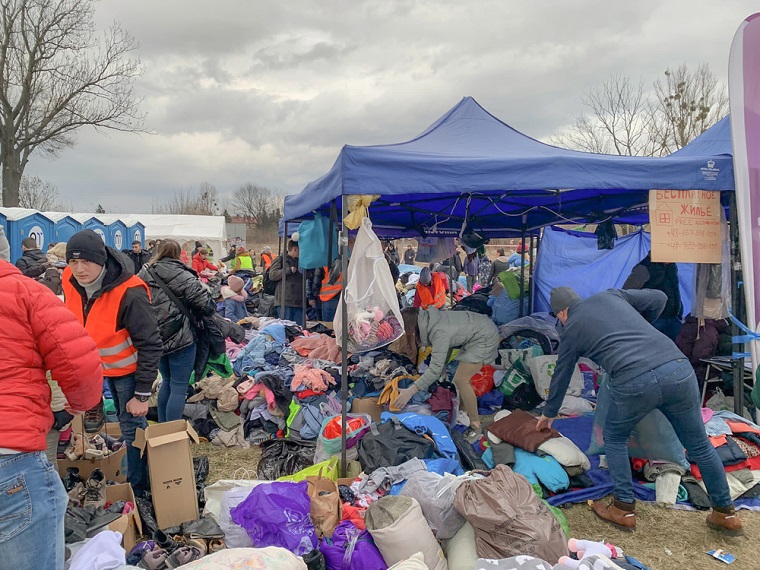 ウクライナと接するポーランド東部・メディカ。衣類や食料などの支援物資が集まっている＝2022年2月28日 　© MSF