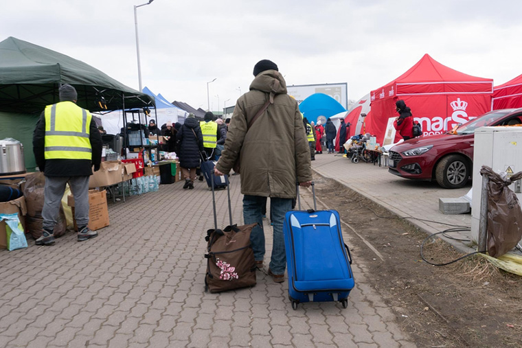 国境を越え、ポーランドに入国したウクライナの男性　Ⓒ Paweł Banaszczyk/MSF
