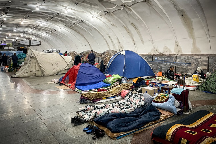 駅構内には毛布が所狭しと並ぶ　© Mohammad Ghannam/MSF