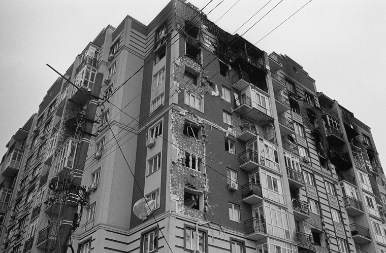 攻撃を受けた建物。インフラは大きな被害を受けた　  © Alexander Glyadyelov