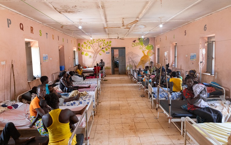 ヤンビオにある入院病棟は、はしかの蔓延により危機的な状況に直面している。<br> MSFは、はしか患者の治療のため隔離病棟を支援している＝2024年2月18日　© MSF/Isaac Buay