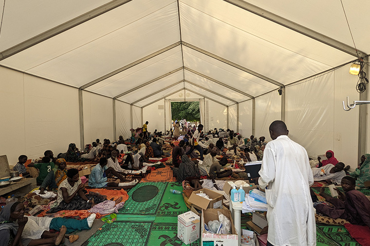 テント病院の内部　Ⓒ MSF