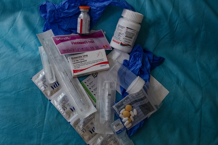 避難民キャンプ内のMSF医療施設に用意されている性暴力被害者のための医薬品。望まない妊娠や性感染症に対するケアを行っている　© Kasia Strek/MSF