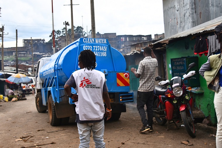 給水車で清潔な水を提供　© MSF/Lucy Makori