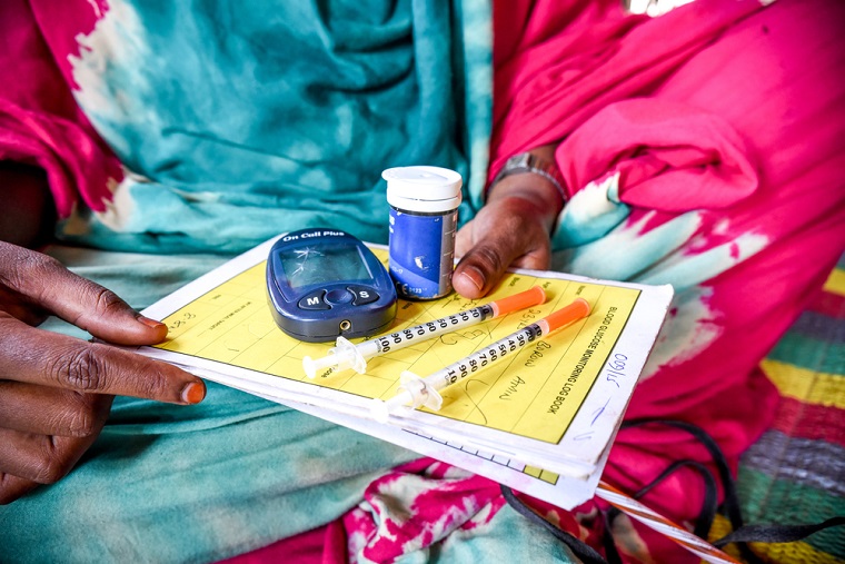 ケニアに住む20歳の女性が、糖尿病治療のために日々使用している注射器や血糖値を測定する機器＝202１年5月11日　© Paul Odongo/MSF