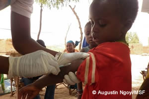 MSFからはしかの予防接種を受ける子ども