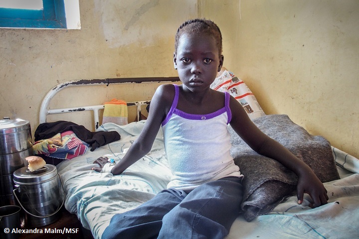 6歳のニャジンマちゃんは1時間かけて診療所へ行ったがそこでは治療ができず、MSFの病院へ搬送された。（南スーダン）
