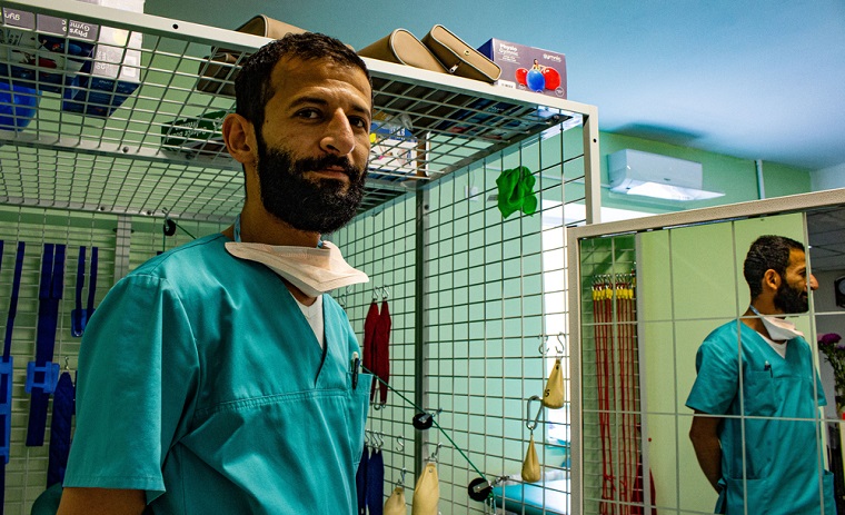 MSFの理学療法士、アフマド・アルロサン。ヨルダンで紛争の負傷者のリハビリを行った経験を持つ　© Nadiia Voloboieva/MSF